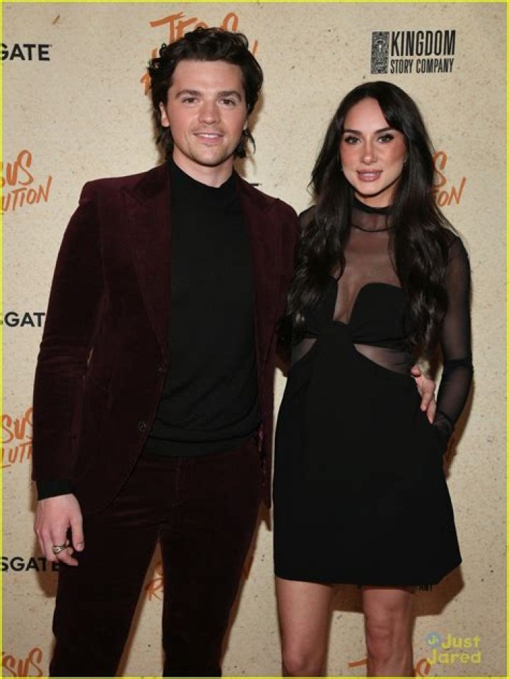'The Kissing Booth' star Joel Courtney marries 'best friend' Mia Scholink – India TV