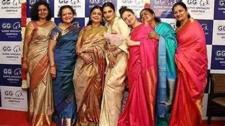 This picture of Rekha posing elegantly with her six sisters is the best thing on internet today! – India TV