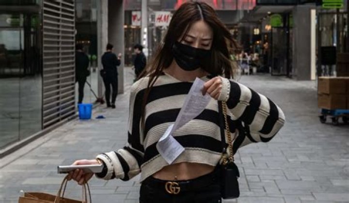 Woman Warns Customers to Check Receipts for Hidden Fees